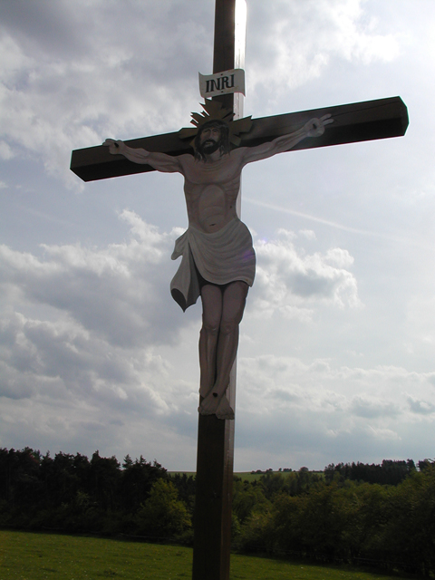 Dřevěný kříž s&nbsp;Kristem