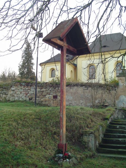 Dřevěný kříž u&nbsp;schodiště ke&nbsp;hřbitovu u&nbsp;kostela sv.&nbsp;Jakuba Většího